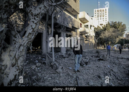 Gaza und die Palästinensischen Gebiete. 13 Nov, 2018. Prüfen sie die Palästinenser nach israelischen Luftangriffe. Credit: Mohammed Talatene/dpa/Alamy leben Nachrichten Stockfoto