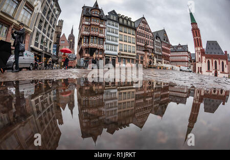 07 März 2017, Hessen, Frankfurt/Main: Die Gebäude auf dem Römerberg sind in einer Pfütze im regnerischen Wetter wider. Foto: Frank Rumpenhorst/dpa Stockfoto