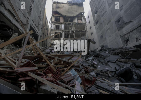 Gaza und die Palästinensischen Gebiete. 13 Nov, 2018. Der Schaden eines zerstörten Wohnhaus nach dem Schlagen von israelischen Luftangriffe. Credit: Mohammed Talatene/dpa/Alamy leben Nachrichten Stockfoto