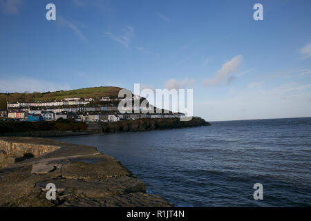 New Quay, Großbritannien, 13. November 2018, UK Wetter: Am frühen Morgen die Sonne über New Quay in Wales. Mit ruhige See die Delphine gesehen Fütterung auf die Makrelen bei Flut werden können. Quelle: Keith Larby/Alamy leben Nachrichten Stockfoto