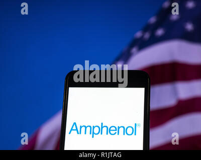 Kiew, Ukraine. 12 Nov, 2018. Amphenol Fiber Optic Cable Manufacturing Company Logo auf dem Smartphone angezeigt. Amphenol Corporation ist ein bedeutender Hersteller von elektronischen und LWL-Steckverbinder, Kabel und Systeme wie Koaxialkabel verbinden. Quelle: Igor Golovniov/SOPA Images/ZUMA Draht/Alamy leben Nachrichten Stockfoto