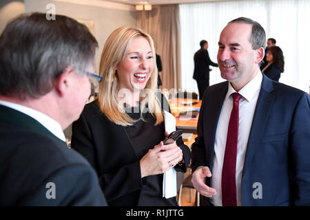 13. November 2018, Bayern, München: Gerhard Eck (CSU, l-r), Staatssekretär im Ministerium für Inneres, Sport und Integration, Anna Stolz (Freie Wähler), Staatssekretär im Staatsministerium für Unterricht und Kultur, und Hubert Aiwanger (Freie Wähler), Stellvertretender Ministerpräsident und Staatsminister für Wirtschaft, regionale Entwicklung und Energie, an der ersten Sitzung des neuen bayerischen Kabinett Staatskanzlei diskutieren. Foto: Tobias Hase/dpa Stockfoto