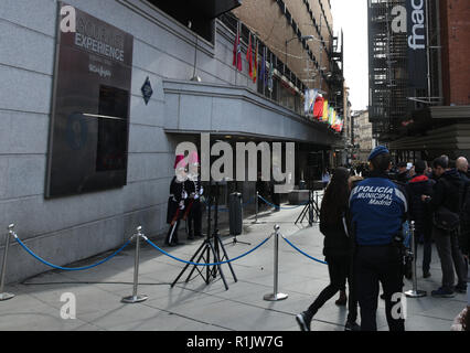 Madrid, Spanien. 13. Nov 2018. Enthüllung einer Gedenktafel zu Ehren Jesus Rebollo Garcia, Madrid städtische Polizei bei einem Anschlag der ETA 1995 bei der Erfüllung ihrer Aufgaben in der Plaza de Callao gestorben. Am 13.November, 2018 in Madrid, Spanien Quelle: Jesús Hellin/Alamy leben Nachrichten Stockfoto