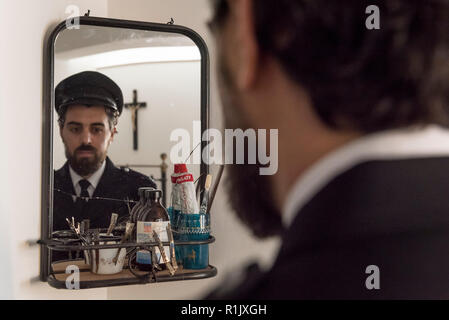 London, Großbritannien. 13. November 2018. Ein Mitarbeiter, als Gefängniswärter posieren, auf einem Regal mit einer Zahnbürste und Wasserstoffperoxid (Haarfärbemittel), in Ruth Ellis' Gefängniszelle. Vorschau von "Froh, dass ich es Es ist, eine neue Arbeit von der irischen Künstlerin Christina Reihill in Bermondsey Project Space. Die interaktiven Kunstwerk betrachtet das Leben und den Tod von Ruth Ellis, die letzte Frau in Großbritannien gehängt werden, nachdem sie ihren Liebhaber erschossen, Rennfahrer, David Blakely 1955. Credit: Stephen Chung/Alamy leben Nachrichten Stockfoto