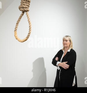 London, Großbritannien. 13. November 2018. Künstlerin Christina Reihill stellt mit einem Henker Schlinge. Vorschau von "Froh, dass ich es Es ist, eine neue Arbeit von der irischen Künstlerin Christina Reihill in Bermondsey Project Space. Die interaktiven Kunstwerk betrachtet das Leben und den Tod von Ruth Ellis, die letzte Frau in Großbritannien gehängt werden, nachdem sie ihren Liebhaber erschossen, Rennfahrer, David Blakely 1955. Auf dem Display sind Interpretation des Künstlers von Ruth Ellis' Gefängniszelle, einschließlich Möbel und Requisiten, die hängenden Zimmer zusammen mit einem Video anzeige der Künstler im Gespräch. Credit: Stephen Chung/Alamy leben Nachrichten Stockfoto