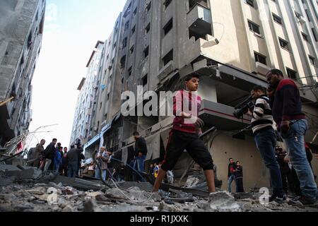 Gaza, Gaza, Palästina. 13 Nov, 2018. Schäden in Gaza Stadt nach israelischen Luftangriffen, Israel und Hamas Waffenstillstand ignorieren, palästinensische Militante Feuer 400 Raketen und Mörsern während Israel Flugzeuge Bombe 100 Standorten im Gazastreifen Credit: Hassan Jedi/Quds Net News/ZUMA Draht/Alamy leben Nachrichten Stockfoto