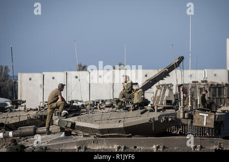 Israel. 13 Nov, 2018. Israelische Soldaten sitzen auf der Oberseite des Merkava Kampfpanzer entlang der Israeli-Gaza Grenze stationiert. Nach Angaben der israelischen Armee Sprecher, palästinensische Militante hat fast 400 Raketen und Mörsergranaten aus dem Gazastreifen in Israel, die später durch Luftangriffe auf mehr als 100 militärische Ziele in Reaktion reagiert hat. Credit: Ilia Yefimovich/dpa/Alamy leben Nachrichten Stockfoto