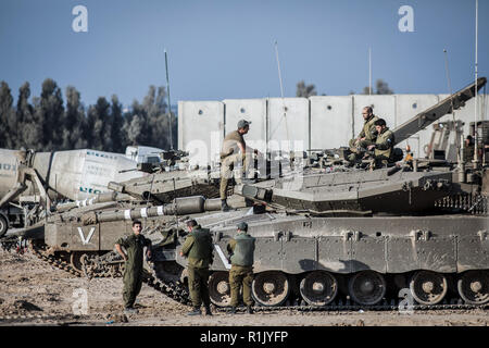 Israel. 13 Nov, 2018. Israelische Soldaten mit Merkava Kampfpanzer entlang der Israeli-Gaza Grenze gesehen. Nach Angaben der israelischen Armee Sprecher, palästinensische Militante hat fast 400 Raketen und Mörsergranaten aus dem Gazastreifen in Israel, die später durch Luftangriffe auf mehr als 100 militärische Ziele in Reaktion reagiert hat. Credit: Ilia Yefimovich/dpa/Alamy leben Nachrichten Stockfoto