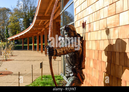 Edwinstowe, Nottinghamshire, UK: 13. November 2018: Die milden Temperaturen und die hellen, sonnigen Bedingungen bringen die Herbst Farbe der mächtigen Eichen von Sherwood Forest. Auch Einheimische und Touristen ankommen das neue Besucherzentrum, die früher in diesem Jahr gebaut wurde, zu besuchen. Credit: Ian Francis/Alamy leben Nachrichten Stockfoto