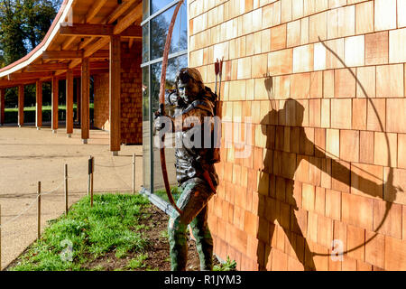 Edwinstowe, Nottinghamshire, UK: 13. November 2018: Die milden Temperaturen und die hellen, sonnigen Bedingungen bringen die Herbst Farbe der mächtigen Eichen von Sherwood Forest. Auch Einheimische und Touristen ankommen das neue Besucherzentrum, die früher in diesem Jahr gebaut wurde, zu besuchen. Credit: Ian Francis/Alamy leben Nachrichten Stockfoto