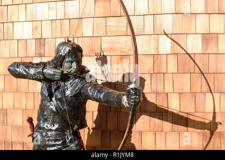 Edwinstowe, Nottinghamshire, UK: 13. November 2018: Die milden Temperaturen und die hellen, sonnigen Bedingungen bringen die Herbst Farbe der mächtigen Eichen von Sherwood Forest. Auch Einheimische und Touristen ankommen das neue Besucherzentrum, die früher in diesem Jahr gebaut wurde, zu besuchen. Credit: Ian Francis/Alamy leben Nachrichten Stockfoto