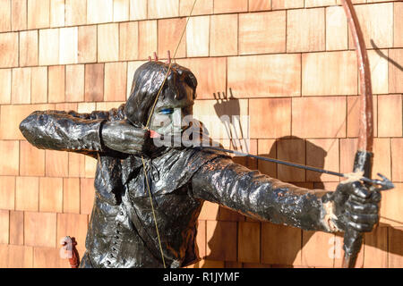 Edwinstowe, Nottinghamshire, UK: 13. November 2018: Die milden Temperaturen und die hellen, sonnigen Bedingungen bringen die Herbst Farbe der mächtigen Eichen von Sherwood Forest. Auch Einheimische und Touristen ankommen das neue Besucherzentrum, die früher in diesem Jahr gebaut wurde, zu besuchen. Credit: Ian Francis/Alamy leben Nachrichten Stockfoto