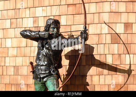 Edwinstowe, Nottinghamshire, UK: 13. November 2018: Die milden Temperaturen und die hellen, sonnigen Bedingungen bringen die Herbst Farbe der mächtigen Eichen von Sherwood Forest. Auch Einheimische und Touristen ankommen das neue Besucherzentrum, die früher in diesem Jahr gebaut wurde, zu besuchen. Credit: Ian Francis/Alamy leben Nachrichten Stockfoto