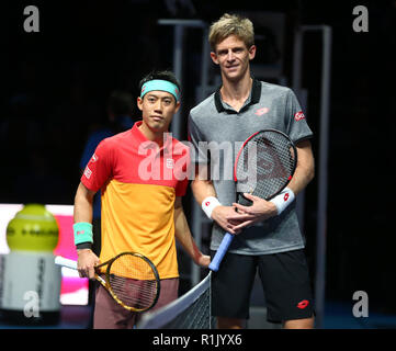 London, Großbritannien. November 13, 2018. Kei Nishikori (JPN) und Kevin Anderson (RSA) während der Tag drei Singles des Nitto ATP World Tour Finals gespielt an der O2-Arena in London am 13. November 2018. Kredit Aktion Foto Sport Stockfoto