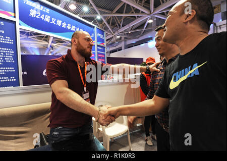 (181113) - Hangzhou, November 13, 2018 (Xinhua) - Ukrainische Kaufmann Odnostalchenko Mykola (L) Gespräche mit dem Personal eines Unternehmens in Wuhan am 24. China Wuhan International Commodities Fair in Wuhan, der ostchinesischen Provinz Zhejiang, am Okt. 27, 2018. Vor vierzig Jahren, Yiwu war eine kleine landwirtschaftliche County in der Mitte der Provinz Zhejiang. Seit der Reform und Öffnung, die Grafschaft hat alle Möglichkeiten kontinuierlich zu entwickeln und seine Wirtschaft Innovationen ergriffen. Nach 40 Jahren der Entwicklung, Yiwu, jetzt eine Stadt, wurde als größte der Welt für die tägliche commodi bekannt Stockfoto