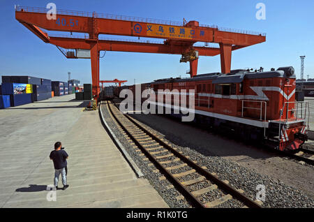 (181113) - Hangzhou, November 13, 2018 (Xinhua) - ein Güterzug aus China China Yiwu in Spanien Madrid fährt vom Bahnhof Yiwuxi in Wuhan, der ostchinesischen Provinz Zhejiang, am Okt. 27, 2018. Vor vierzig Jahren, Yiwu war eine kleine landwirtschaftliche County in der Mitte der Provinz Zhejiang. Seit der Reform und Öffnung, die Grafschaft hat alle Möglichkeiten kontinuierlich zu entwickeln und seine Wirtschaft Innovationen ergriffen. Nach 40 Jahren der Entwicklung, Yiwu, jetzt eine Stadt, wurde als größte der Welt für den täglichen Gebrauchsgüter bekannt. (Xinhua/Tan-Jin) (sxk) Stockfoto