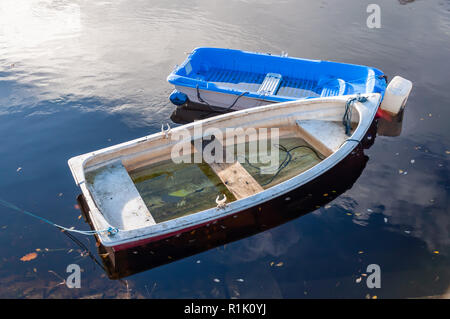 Balloch, Schottland, Großbritannien. 13. November 2018. UK Wetter. Kleine Ruderboote teilweise unter Wasser auf dem Fluß Leven bei Sonnenschein und Duschen auf einem kalten Nachmittag in der Stadt von Balloch am südlichen Ufer des Loch Lomond. Credit: Skully/Alamy leben Nachrichten Stockfoto