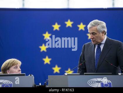 Straßburg, Frankreich. 13. November 2018. Angela Merkel mit dem Präsidenten des Europäischen Parlaments Antonio Tajani während der Debatte über die Zukunft Europas mit den Mitgliedern des Europäischen Parlaments in Straßburg, Frankreich. Credit: Elyxandro Cegarra/SOPA Images/ZUMA Draht/Alamy leben Nachrichten Stockfoto