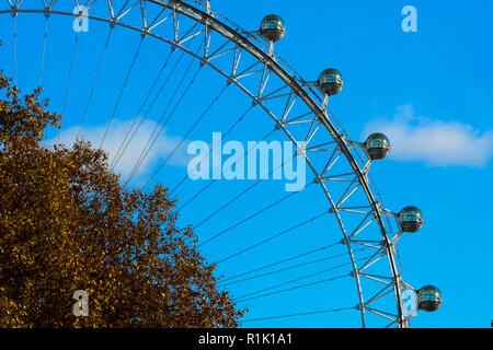 London, UK, 13. November 2018. Blauer Himmel über London Eye mit Herbst bunte Blätter im Vordergrund, wie aus der Downing Street gesehen. Credit: Dinendra Haria/Alamy leben Nachrichten Stockfoto