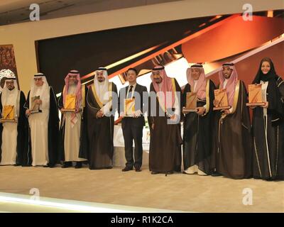 Riad, Saudi-Arabien. 12 Nov, 2018. Saudi Arabia's King Salman Bin Abdulaziz (4. R) wirft mit Gewinner des diesjährigen King Khalid Verantwortungsvolle Wettbewerbsfähigkeit Award in Riad, Saudi-Arabien, an November 12, 2018. Saudi Arabia's King Salman Bin Abdulaziz ausgezeichnet Chinesischen Firma HUAWEI mit dem ersten Platz der King Khalid Verantwortungsvolle Wettbewerbsfähigkeit Award in Riad am Montag. Credit: Saudi Royal Court/Xinhua/Alamy leben Nachrichten Stockfoto