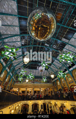 Covent Garden Market, London, UK. 13. November 2018. Weihnachtsbeleuchtung und Dekoration in der Form von Kugeln und Mistel auf in London, UK Credit: Paul Brown/Alamy leben Nachrichten Stockfoto