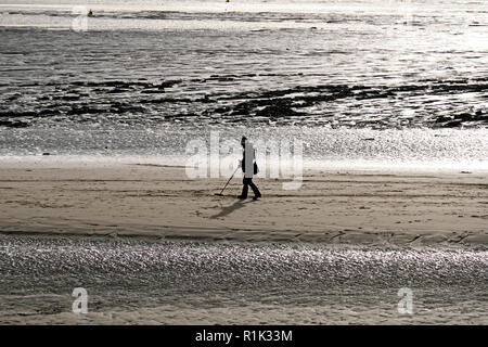 Weston-super-Mare, Großbritannien. 13. November 2018. UK Wetter: An einem bewölkten Nachmittag mit sonnigen Abschnitten, detektorbenutzern den Strand suchen. Keith Ramsey/Alamy leben Nachrichten Stockfoto