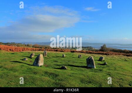 Ulverston Cumbria GROSSBRITANNIEN. 13. November 2018. UK Wetter. Sonnenschein und blauer Himmel von birkrigg Steinkreis in der Nähe von Ulverston Cumbria an der Küste. Kredit c Halle/Alamy Leben Nachrichten. Stockfoto