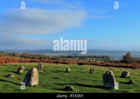 Ulverston Cumbria GROSSBRITANNIEN. 13. November 2018. UK Wetter. Sonnenschein und blauer Himmel von birkrigg Steinkreis in der Nähe von Ulverston Cumbria an der Küste. Kredit c Halle/Alamy Leben Nachrichten. Stockfoto