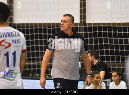 Novi Sad, Serbien, 13. November 2018 CEV Volleyball Champions League dritte Runde der Qualifikationen zwischen NS-Seme Vojvodina (Serbien) und Chaumont VB 52 HM (Frankreich) Foto Nenad Mihajlovic Credit: Nenad Mihajlovic/Alamy leben Nachrichten Stockfoto