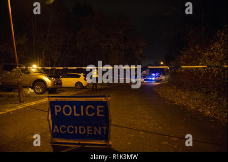 Cumbernauld, Großbritannien. 13 Nov, 2018. Polizei Zwischenfall, der einen vermuteten Angriff in der Gegend von Seafar Cumbernauld bei 8 Uhr. Die Polizei hat die Stelle mit Klebeband abgesperrt und untersucht, aber keine Details. Eine Person hat sich in einen Krankenwagen mit Blaulicht und Sirene auf. Ein Auto bleibt auf der Szene zusammen mit einer stark bewaldeten Gebiet für Untersuchung abgesperrt. Rund 5 Offiziere, 2 Polizei und Krankenwagen waren anwesend. Credit: Colin Fisher/Alamy leben Nachrichten Stockfoto