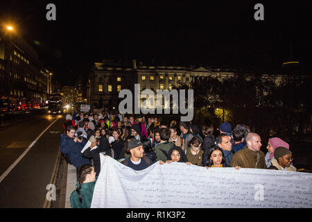 London, Großbritannien. 13. November 2018. Die Studierenden nehmen teil an einer kreativen und gewaltfreien Festival der Widerstand im Protest gegen eine Rede am Londoner King's College (KCL) von Mark Regev, der israelische Botschafter in Großbritannien organisiert, gegen den damit einhergehenden Normalisierung und Legitimation von KCL von Israels Unterdrückung des palästinensischen Volkes und gegen das KCL Schlag auf student Aktivismus. Credit: Mark Kerrison/Alamy leben Nachrichten Stockfoto