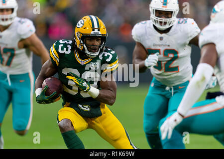 Green Bay, WI, USA. 11 Nov, 2018. Green Bay Packers zurück laufen Aaron Jones #33 hetzt die Kugel während der NFL Football Spiel zwischen den Miami Dolphins und den Green Bay Packers in Lambeau Field in Green Bay, WI. Verpacker besiegt die Delphine 31-12. John Fisher/CSM/Alamy leben Nachrichten Stockfoto