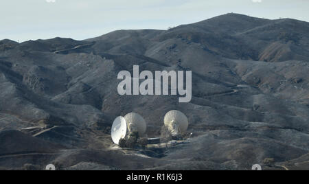 Woolsey, Kalifornien, USA. 13. Nov 2018. Die Triunfo Pass der Erde Sat-Station, dass sich das Feuer in den Bergen von Malibu Federn Dienstag Morgen überlebt. Die woolsey Feuer wieder aufflammen und weitere 1.000 Hektar mit keine Wohnungen Schäden brennen. November 13, 2018, Foto von Gene Blevins/ZumaPress Credit: Gene Blevins/ZUMA Draht/Alamy leben Nachrichten Stockfoto