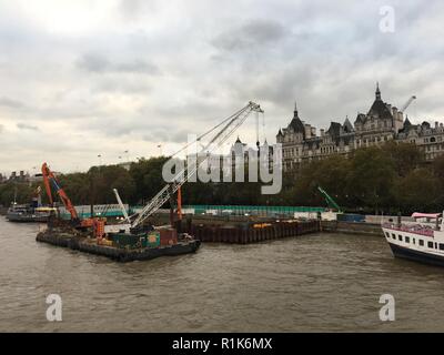 London, Großbritannien. 30 Okt, 2018. Ein auffangbecken Für die Kanalisation wird am Ufer der Themse gebaut. Dies ist das Abwasser in den Fluss gespült zu verhindern. (Dpa", wie die Londoner gehen Sie auf die Toilette - von der 'großen Gestank" auf den wc App' vom 14.11.2018) Credit: Cornelia Neumeyer/dpa/Alamy leben Nachrichten Stockfoto