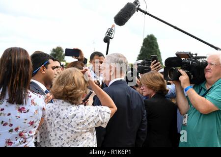 Mitglieder der Medien Interview Verteidigungsminister Jim Mattis am Eingang des Pentagon in Arlington, Virginia, 8. Oktober, 2018. Verteidigungsminister Jim Mattis begrüßten die Minister der nationalen Verteidigung der Republik Griechenland Replublic Panos Kammenos und Spielen beider Länder Nationalhymnen von der US-Navy Band. Stockfoto