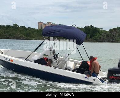 Coast Guard Station Fort Myers, Florida, Besatzungsmitglieder an Bord 45-Fuß-Antwort Boat-Medium, Rettung zwei Kreissägen und ihr Hund nach Ihrer 19-Fuß-Boot gestartet Hochwasser Dienstag, Oktober 9, 2018 in der Nähe von Fort Myers Beach, Florida. Golfküste Bootsfahrer beginnen sind die Auswirkungen von Hurrikan Michael zu sehen, auch an der südlichen Küste von Florida, und Seeleute werden daran erinnert, das Wetter, bevor Sie sich auf dem Wasser zu prüfen. Stockfoto