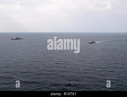 EAST CHINA SEA (Okt. 2010) 9, 2018) Die Ticonderoga-Klasse geführte-missile Cruiser USS Antietam (CG54), der Royal Thai Navy offshore Patrol vessel HTMS Krabi (OPV 551) und Royal Thai Navy Fregatte HTMS Taksin (FFG422) ein taktisches Manöver Verhalten während einer kooperativen Bereitstellung. Antietam freut sich auf die US-Flotte 7 Bereich für Maßnahmen zur Erhöhung der Sicherheit und Stabilität in der indopazifischen Region bereitgestellt. Stockfoto