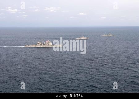 EAST CHINA SEA (Okt. 2010) 9, 2018) Die Ticonderoga-Klasse geführte-missile Cruiser USS Antietam (CG54), der Royal Thai Navy offshore Patrol vessel HTMS Krabi (OPV 551) und Royal Thai Navy Fregatte HTMS Taksin (FFG422) ein taktisches Manöver Verhalten während einer kooperativen Bereitstellung. Antietam freut sich auf die US-Flotte 7 Bereich für Maßnahmen zur Erhöhung der Sicherheit und Stabilität in der indopazifischen Region bereitgestellt. Stockfoto