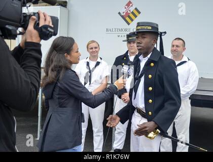 BALTIMORE, M.D. (Okt. 2010) 6, 2018) Seaman Jason Heder Petitfrere, von Carrefour, Haiti, auf USS Verfassung zugewiesen wurde, werden durch Baltimore WBFF Fox 45 Reporter Liz Ortiz an der Martin State Airport in Baltimore, Md. interviewt, während Maryland Flotte Woche und Air Show Baltimore, Oktober 6, 2018. Maryland Flotte Woche und Air Show ist Baltimore Baltimore's Feier der sea Services und bietet die Möglichkeit für die Bürgerinnen und Bürger von Baltimore zu treffen Segler, Marines, und an der Küste der Scots Guards, sowie Sie aus erster Hand die neuesten Funktionen der heutigen Maritime Services. Stockfoto