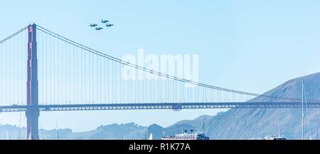 SAN FRANCISCO (Okt. 2010) 5, 2018) Die Blue Angels durchführen, während die San Francisco Fleet Week Air Show, Oktober 5, 2018. Der Blaue Engel ist die US-Navy Flight demonstration Squadron, mit Piloten von der Navy und Marine Corps. Das Team wurde 1946 gegründet und ist damit die zweitälteste formale fliegende Kunstflugstaffel der Welt. Us Marine Maj. Jeff Mullins fliegt die Zahl drei F/A-18 Hornet Aircraft und Kapitän Beau Mabery fliegt die C-130T Hercules allgemein bekannt als Fat Albert, von US-Marines betrieben. Seit 1981, San Francisco Fleet Week ist eine öffentliche Veranstaltung, die jedes Jahr im Oktober, zu einem s Stockfoto
