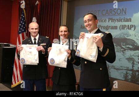1 Lt 1 Lt Tschad Boone, Ellen Broz und Kapitän Nelson Liuzzo zeigen ihre weißen Mänteln während der DIENSTSTELLENÜBERGREIFENDEN Arzt Assistant Programm Abschlussfeier Okt. 5, 2018, bei Evans Armee Community Hospital, Fort Carson. Jeder Student eine kombinierte 29 Monate der Ausbildung ihren Bachelor of Science in Health Nursing, Master of Science in arztassistent Studien zu verdienen und den Spitznamen "Dok." Boone in Stuttgart, Deutschland, Broz auf weiterhin mit der Maryland National Guard und Liuzzo zurück nach Fort Hood, Texas fort. Stockfoto
