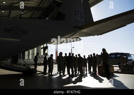 Leadership Teams aus der Dritten Luftwaffe informiert sind, die von den Mitgliedern der 86th Aeromedical Evacuation Squadron während einer immersion Tour der 86th AW Okt. 5, 2018, an der Air Base Ramstein, Deutschland. Flieger spricht zum Teil ihre Einheiten in verschiedenen Ramstein's Mission spielen. Stockfoto