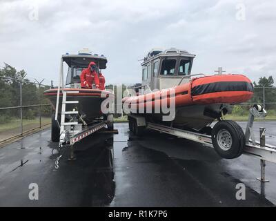 Die Besatzungsmitglieder von der Coast Guard Station Yankeetown Kontrollen auf Antwort Boote, Mittwoch, Oktober 10, 2018, in Yankeetown, Florida. Die Öffentlichkeit sollte mit den örtlichen Behörden prüfen vor dem Betreten eines Bereichs beschädigt von Hurricane Michael. Stockfoto