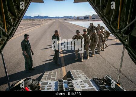 Us-Marines mit 1St Bataillon, 3. Marine Regiment, 3rd Marine Division, Vorbereitung einer KC-130 Hercules-transportflugzeuge Kammer in Angriff unterstützen Taktiken 4, als Teil der Waffen und Taktiken Tauchlehrer Kurs 1-19 bei Forward Operating Base Laguna, U.S. Army Yuma Proving Grounds, Ariz., Okt. 9, 2018. WTI, sieben Woche Schulungsveranstaltung bewirtet durch Marine Aviation Waffen und Taktiken Squadron 1, betont die operative Integration der sechs Funktionen des Marine Corps Luftfahrt, bei der Unterstützung einer Marine Air-Task Force. In diesem Jahr, Marinesoldaten und Matrosen mit dem besonderen Zweck Marine Air-Ground Task Force Cr Stockfoto