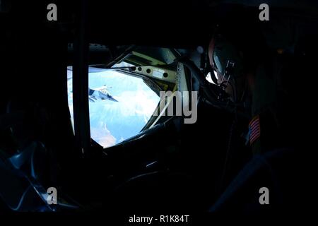 Us Air Force Senior Master Sgt. James W. Hudnall, einen Boom Operator zugewiesen, um die 168 Air Refuelling Squadron (ARS), schaut aus dem Fenster einer KC-135 Stratotanker aus Die 168 ARS in der Gemeinsamen Pacific Alaska Range komplexe Okt. 8, 2018, während der roten Fahne - Alaska 19-1. Die 168 ARS genutzt 44.400 Pfund von der US Air Force F-16C Fighting Falcon 18 Aggressor Squadron während der Übung zugeordnet zu tanken. Stockfoto