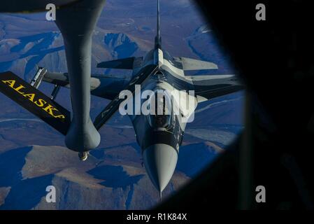 Ein US Air Force F-16C Fighting Falcon Pilot die 18 Aggressor Squadron zugeordnet fliegt in der Nähe von dem Boom von einer KC-135 Stratotanker, die 168 Air Refuelling Squadron in der Gemeinsamen Pacific Alaska Range Komplex (JPARC) Okt. 8, 2018 zugewiesen, während der roten Fahne - Alaska 19-1. RF-A findet in der JPARC hat einen Luftraum von mehr als 67.000 Quadratkilometern. Stockfoto