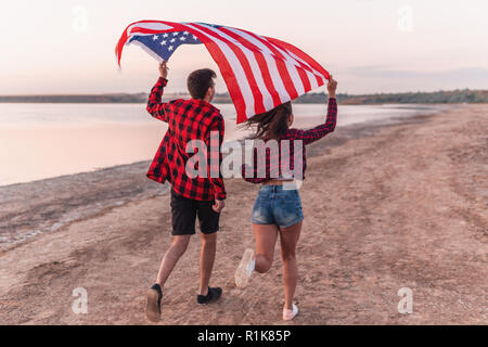 Oung Paar am Strand zusammen gehen Stockfoto