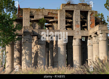 WUHAN, China - September 08, 2018: Wan-li Park in Wuhan Hupei Province, China (insbesondere Name). Es ist neue Park für Ruhe. Hier sehen Sie wie Pyramide von z. B. Stockfoto