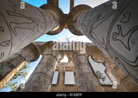 WUHAN, China - September 08, 2018: Wan-li Park in Wuhan Hupei Province, China (insbesondere Name). Es ist neue Park für Ruhe. Hier sehen Sie wie Pyramide von z. B. Stockfoto