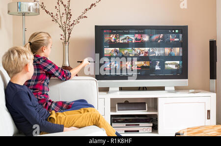 Kinder Netflix aufpassen auf Großbild-TV Stockfoto